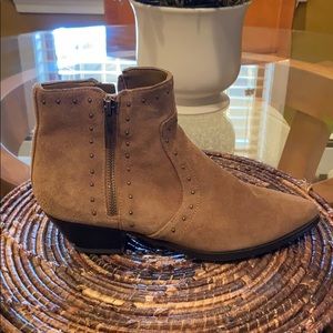 🌻 Marc Fisher tan suede ankle boots